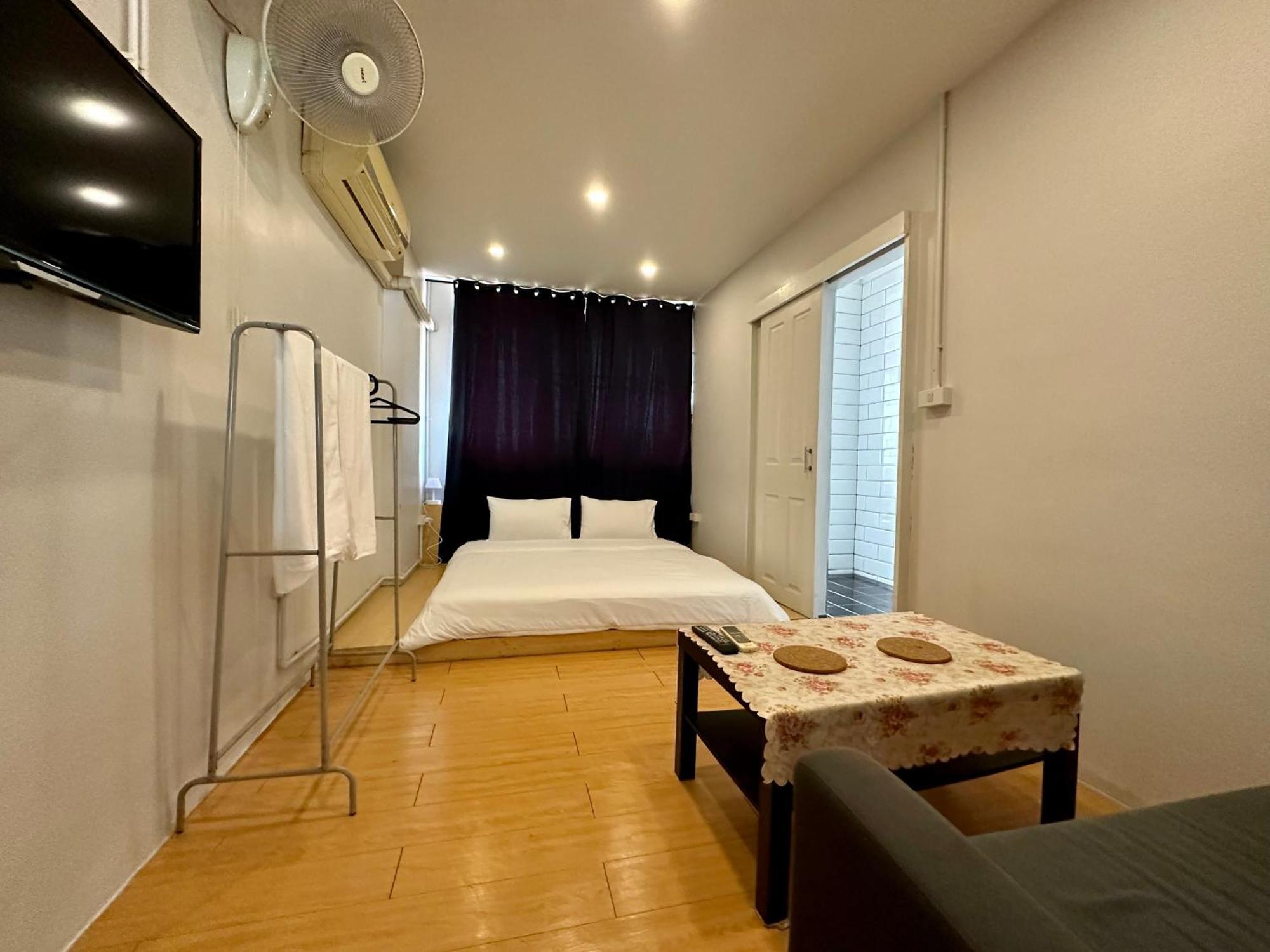 The Cute Silom Hostel Bangkok Bagian luar foto