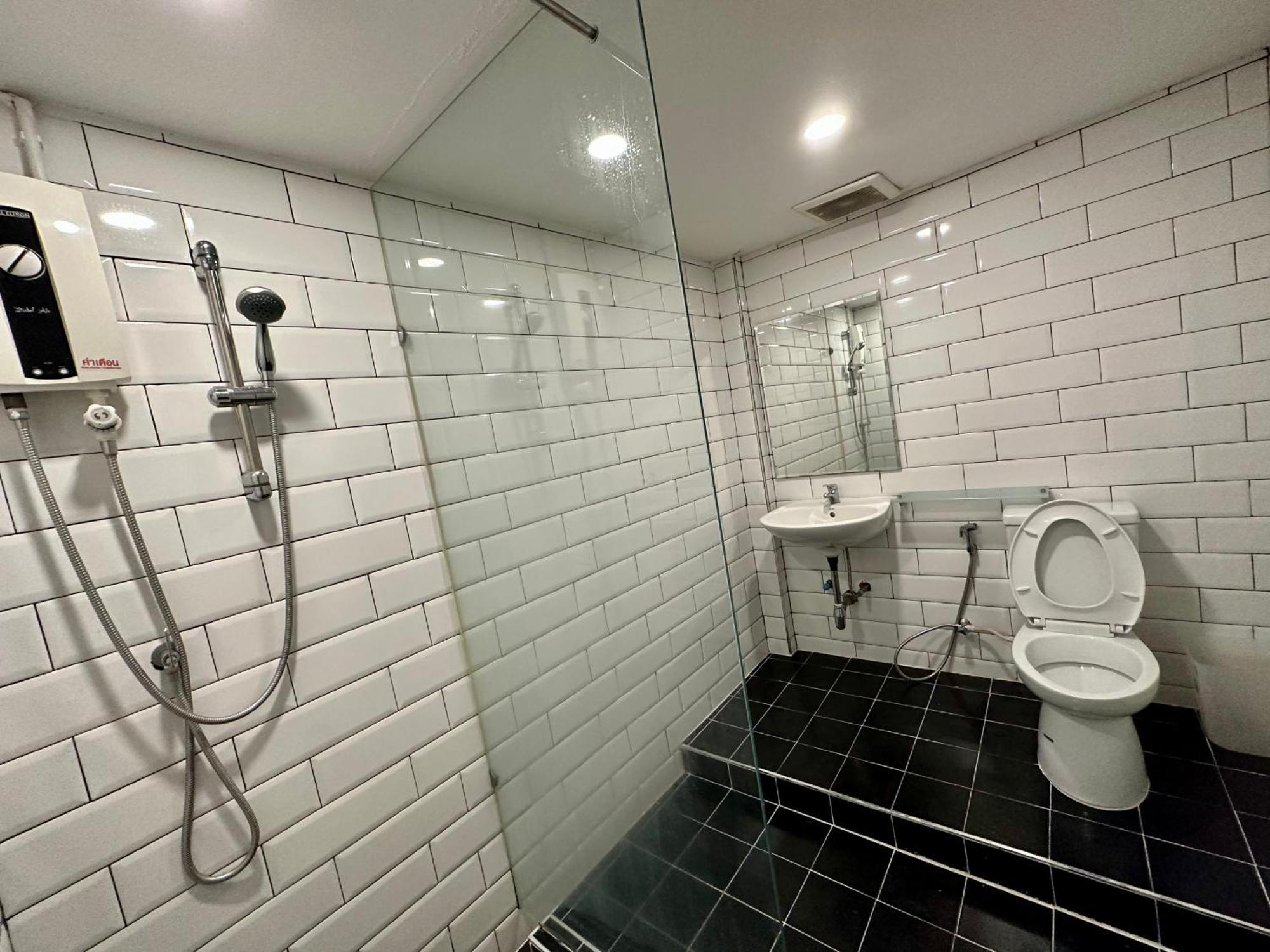 The Cute Silom Hostel Bangkok Bagian luar foto