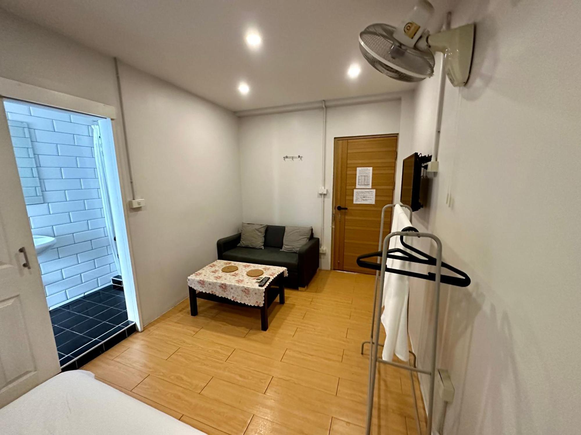 The Cute Silom Hostel Bangkok Bagian luar foto