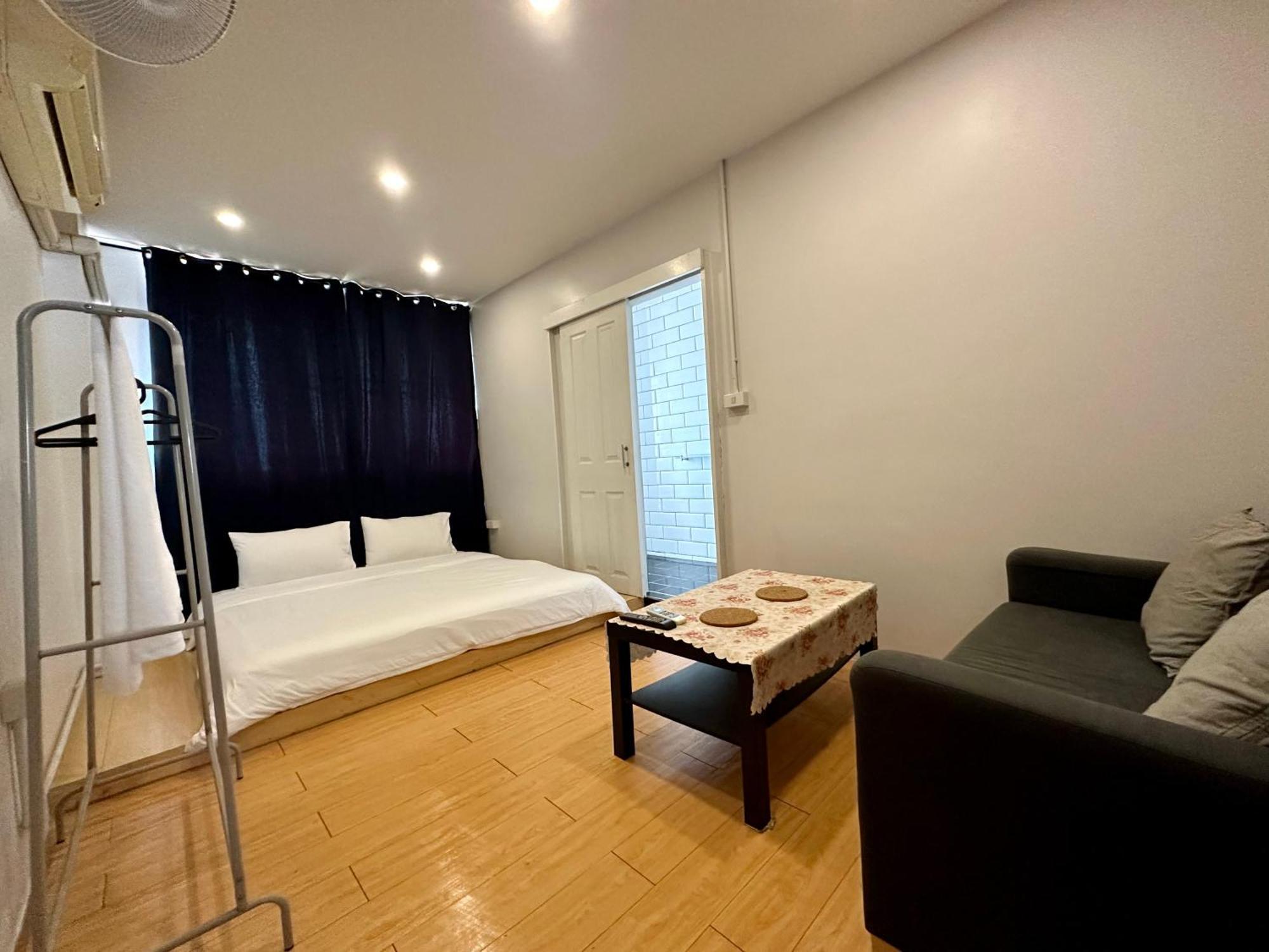 The Cute Silom Hostel Bangkok Bagian luar foto