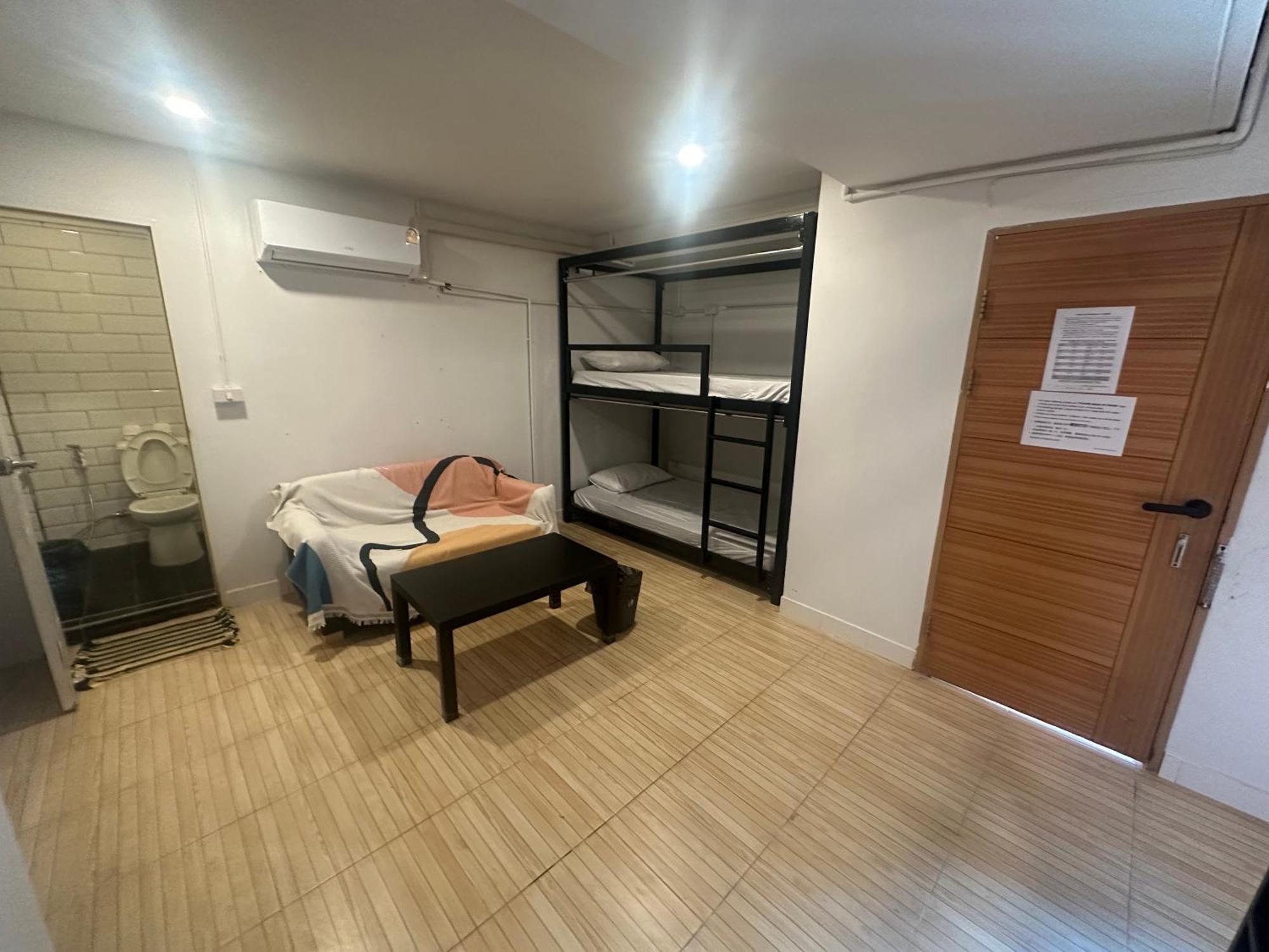 The Cute Silom Hostel Bangkok Bagian luar foto