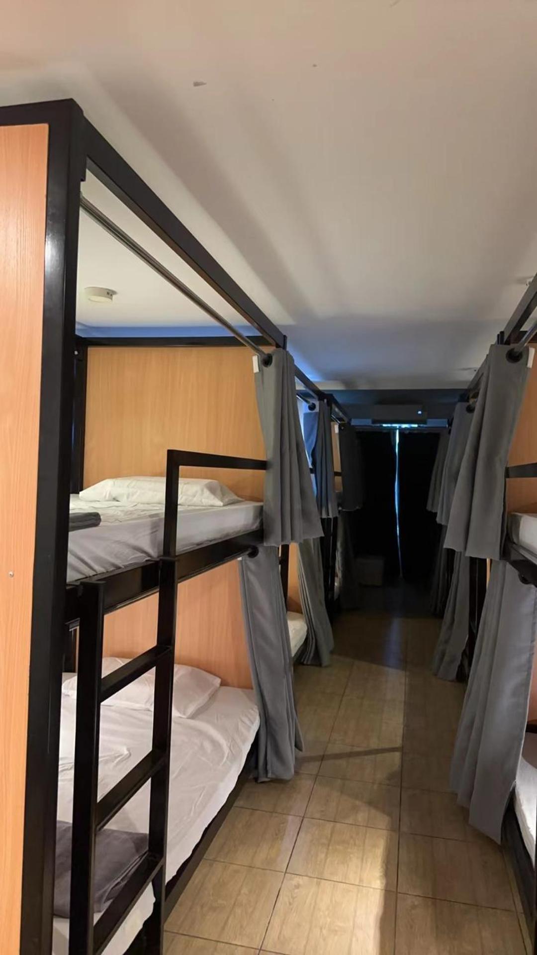 The Cute Silom Hostel Bangkok Bagian luar foto