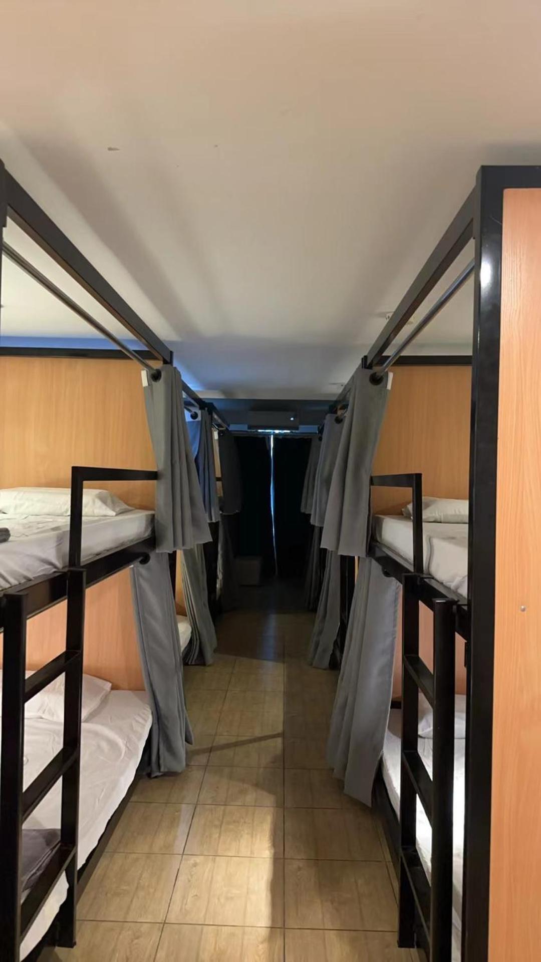 The Cute Silom Hostel Bangkok Bagian luar foto