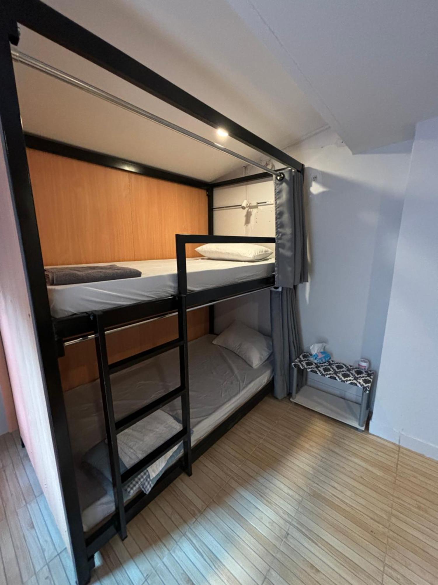 The Cute Silom Hostel Bangkok Bagian luar foto