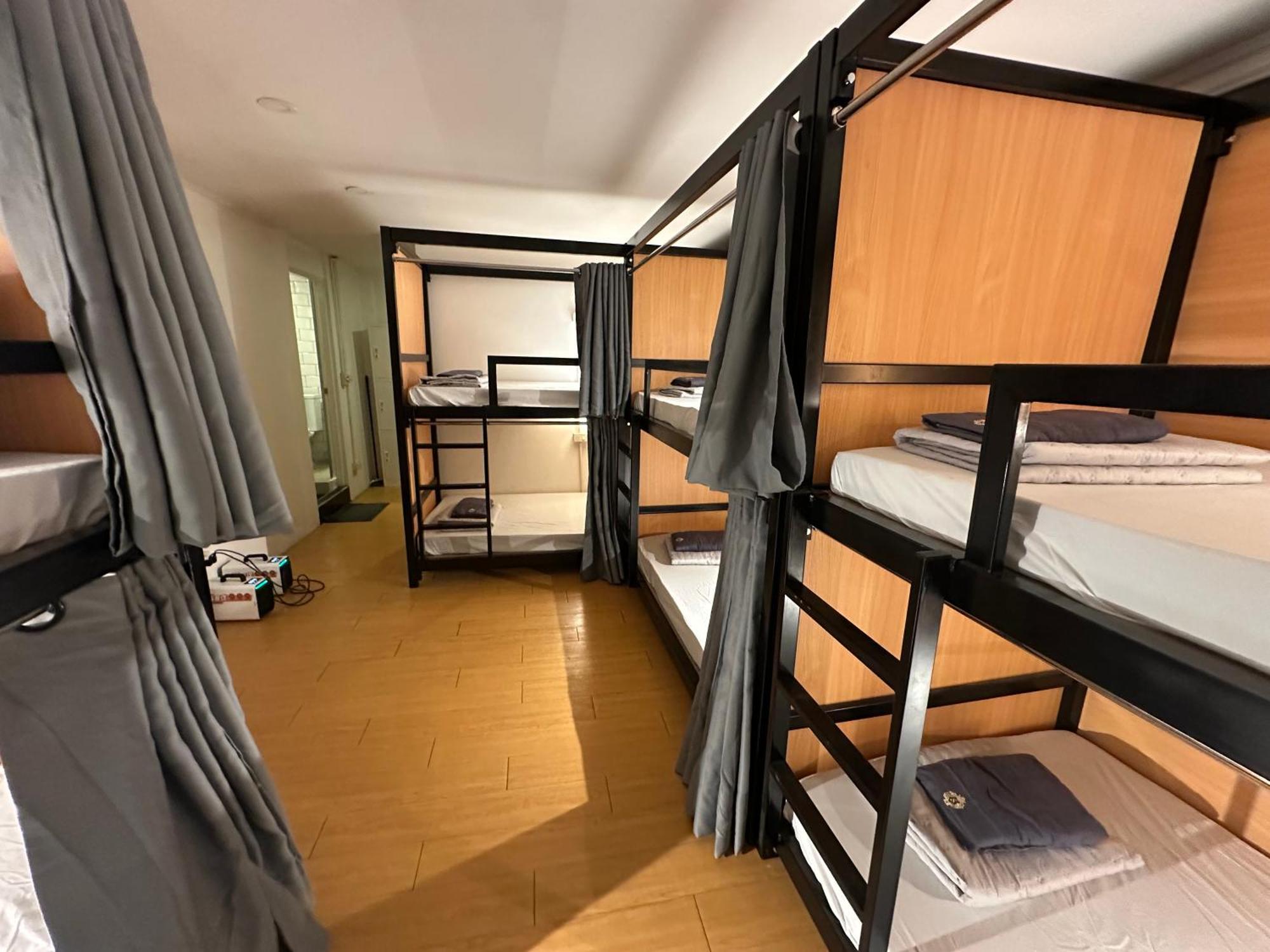 The Cute Silom Hostel Bangkok Bagian luar foto